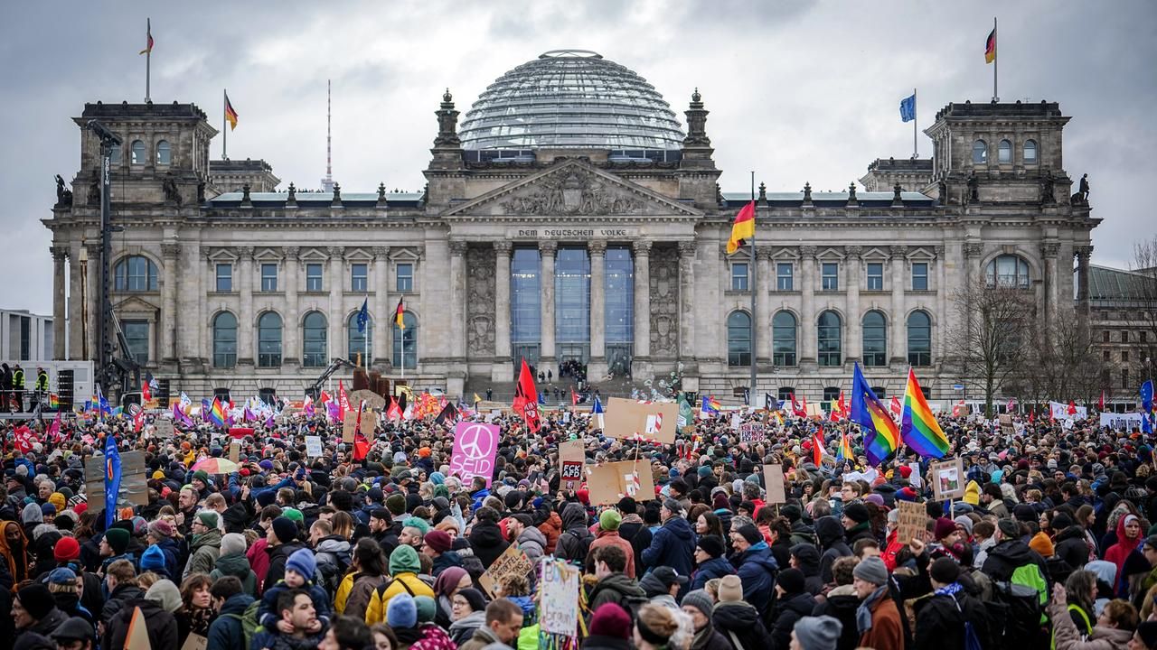 Berlin: Mehr Als 150.000 Bei Demo Gegen Rechtsextremismus Demo Gegen ...